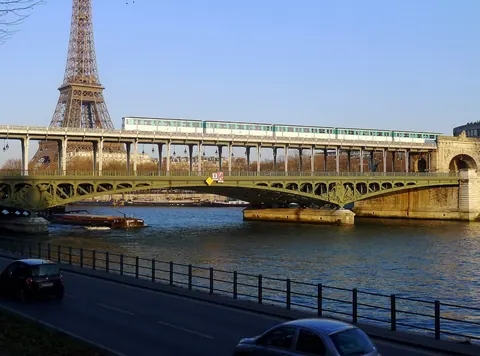 Metrolinje 6 på viadukten over Seinen ved Bir-Hakeim, med Eiffeltårnet